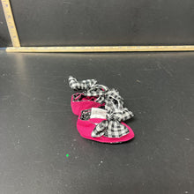 Load image into Gallery viewer, girl infant shoes o/6m
