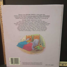 Load image into Gallery viewer, Scared of the dark(Sesame street)(Liza Alexander)-Hardcover
