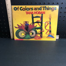 Load image into Gallery viewer, Of colors and things(Tana Hoban)-paperback
