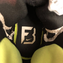 Load image into Gallery viewer, Boy&#39;s force savage elite football cleats
