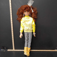 Load image into Gallery viewer, Brittany w/yellow outfit Vintage Collectbile
