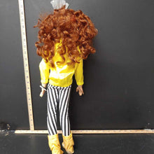 Load image into Gallery viewer, Brittany w/yellow outfit Vintage Collectbile
