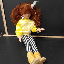Load image into Gallery viewer, Brittany w/yellow outfit Vintage Collectbile
