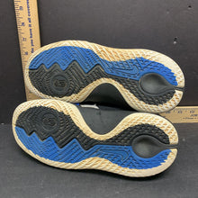 Load image into Gallery viewer, Boys KYRIE Flytrap Basketball sneakers
