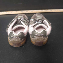 Load image into Gallery viewer, Girls velcro shoes
