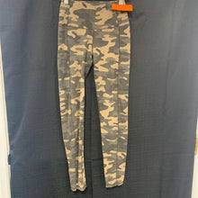 Load image into Gallery viewer, Camo pants
