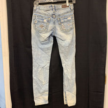 Load image into Gallery viewer, distressed denim pants
