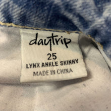 Load image into Gallery viewer, distressed denim pants
