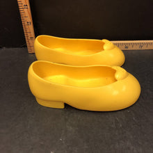 Load image into Gallery viewer, Rubber dress shoes for 24" doll

