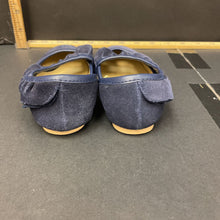 Load image into Gallery viewer, Girls ruffled flats
