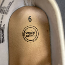 Load image into Gallery viewer, Girls flats w/bows
