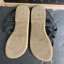 Load image into Gallery viewer, Girls strappy flip flops
