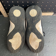 Load image into Gallery viewer, Boys Kyrie Flytrap 2 GS sneakers
