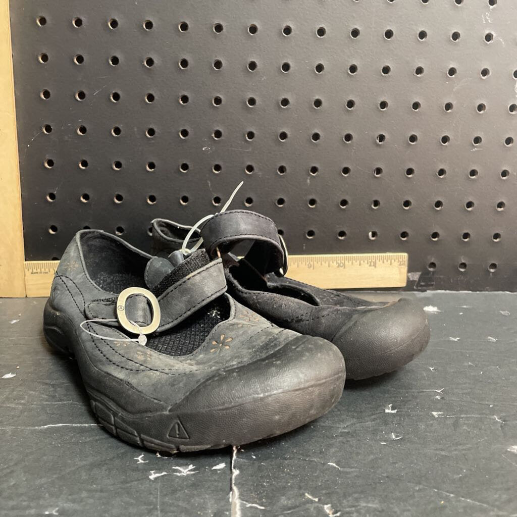 Girls flats w/buckles