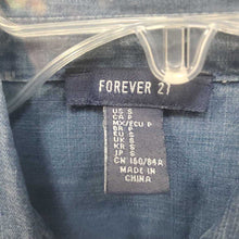 Load image into Gallery viewer, Chambray crop button down top
