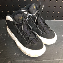 Load image into Gallery viewer, Boys 9 Retro TD &#39;City of Flight&#39; Sneakers
