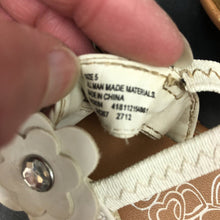 Load image into Gallery viewer, Girls Flower Sandals
