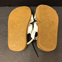 Load image into Gallery viewer, Girls Flower Sandals
