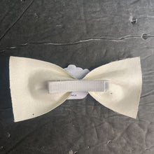 Load image into Gallery viewer, Doll face hairbow
