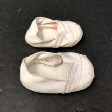 Load image into Gallery viewer, Shoes for 18" Doll
