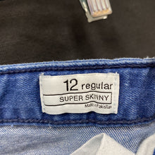 Load image into Gallery viewer, Distressed Denim Pants
