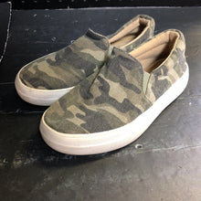Load image into Gallery viewer, Girls Camo Slip On Shoes
