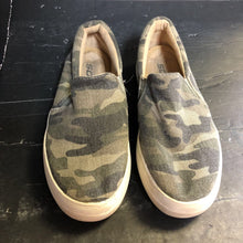 Load image into Gallery viewer, Girls Camo Slip On Shoes
