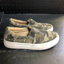 Load image into Gallery viewer, Girls Camo Slip On Shoes

