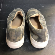 Load image into Gallery viewer, Girls Camo Slip On Shoes
