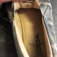 Load image into Gallery viewer, Girls Camo Slip On Shoes
