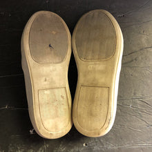 Load image into Gallery viewer, Girls Camo Slip On Shoes
