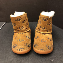 Load image into Gallery viewer, Girls Classic Embossed Winter Boots
