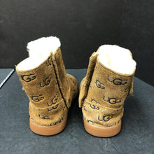 Load image into Gallery viewer, Girls Classic Embossed Winter Boots
