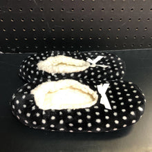 Load image into Gallery viewer, Girls Polka Dot Slippers
