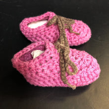 Load image into Gallery viewer, Girls Knit Booties
