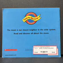 Load image into Gallery viewer, The Moon (Melvin &amp; Gilda Berger) (Space) -educational
