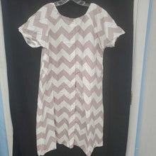 Load image into Gallery viewer, Labor &amp; Delivery Chevron Hospital Gown (Mod Mum)
