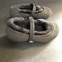 Load image into Gallery viewer, Girls Winter Flats
