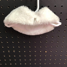 Load image into Gallery viewer, Fuzzy Collar for 18" Doll
