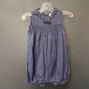 Solid cinched outfit