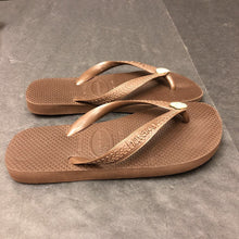 Load image into Gallery viewer, Girls Heart Flip Flops
