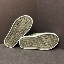 Load image into Gallery viewer, Girls Camo Slip On Shoes

