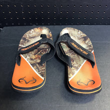 Load image into Gallery viewer, Boys Camo Flip Flops
