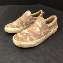 Load image into Gallery viewer, Girls Camo Shoes

