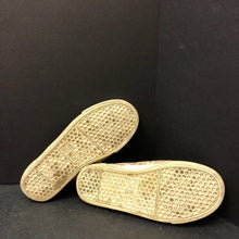Load image into Gallery viewer, Girls Camo Shoes
