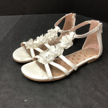 Load image into Gallery viewer, Girls Flower Sandals

