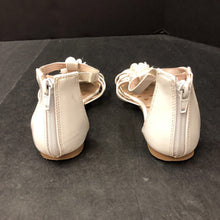Load image into Gallery viewer, Girls Flower Sandals
