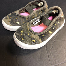 Load image into Gallery viewer, Girls Camo Heart Shoes
