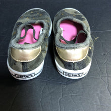 Load image into Gallery viewer, Girls Camo Heart Shoes
