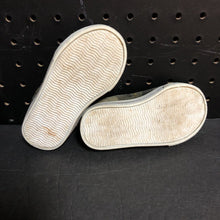 Load image into Gallery viewer, Girls Camo Heart Shoes
